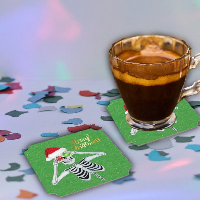 Albernes Weihnachtsgeschenk Skelett Ornamente Auge Untersetzer (Cute Merry Christmas skeleton ornaments Santa hat on green paper party drink coasters.)