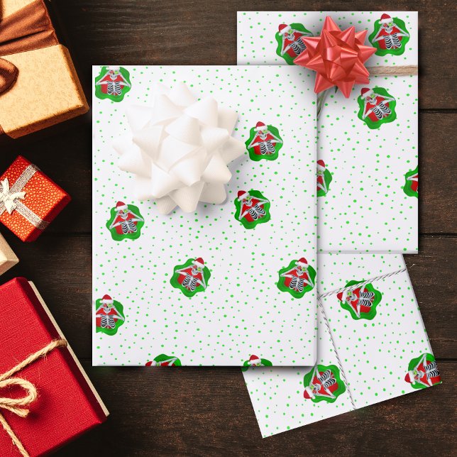 Albernes Weihnachtsskelett im Spritzer Gestalten G Geschenkpapier Set (Spatter shapes with cute Skeleton Santas on white wrapping paper sheets with green polka dots.)