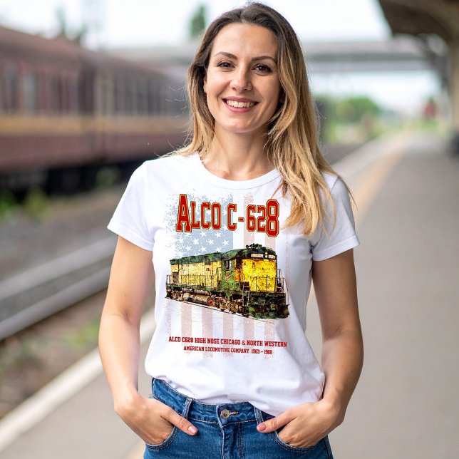 Alco C-628 Diesel Locomotive und amerikanische Fla T-Shirt (Alco C-628 aka Alco Century 628 Diesel Locomotive. Womens Basic T-Shirt)
