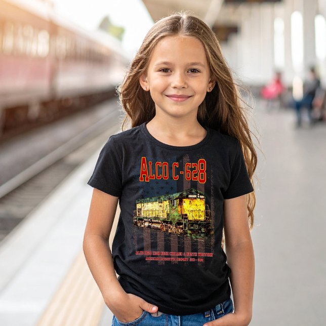 Alco C-628 Diesel Locomotive und amerikanische Fla T-Shirt (Alco C-628 aka Alco Century 628 Diesel Locomotive. Girl Basic T-Shirt)
