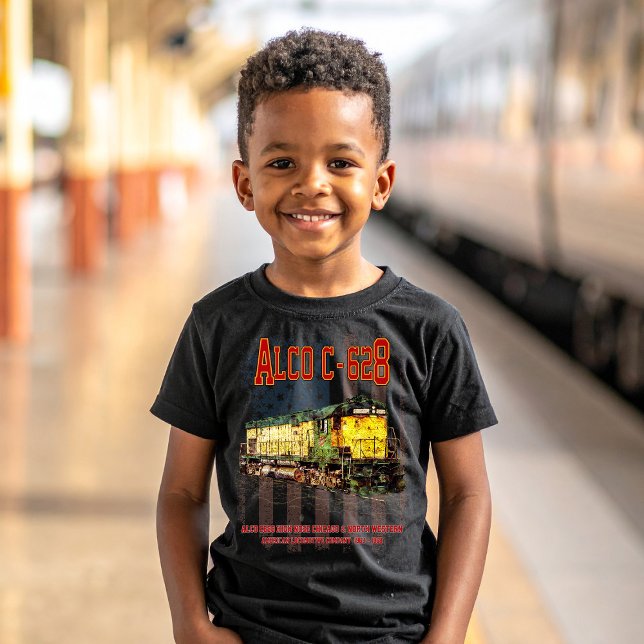 Alco C-628 Diesel Locomotive und amerikanische Fla T-Shirt (Alco C-628 aka Alco Century 628 Diesel Locomotive. Boy Basic T-Shirt)