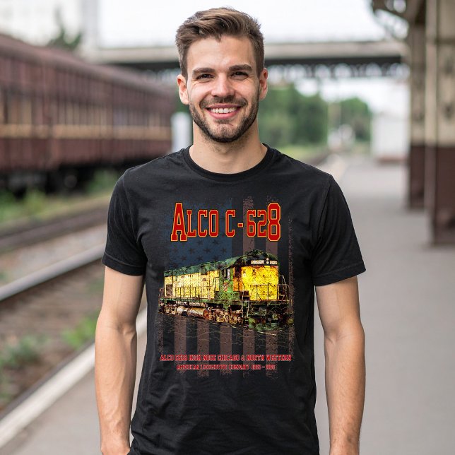 Alco C-628 Diesel Locomotive und amerikanische Fla T-Shirt (Alco C-628 aka Alco Century 628 Diesel Locomotive. Mens Basic T-Shirt)