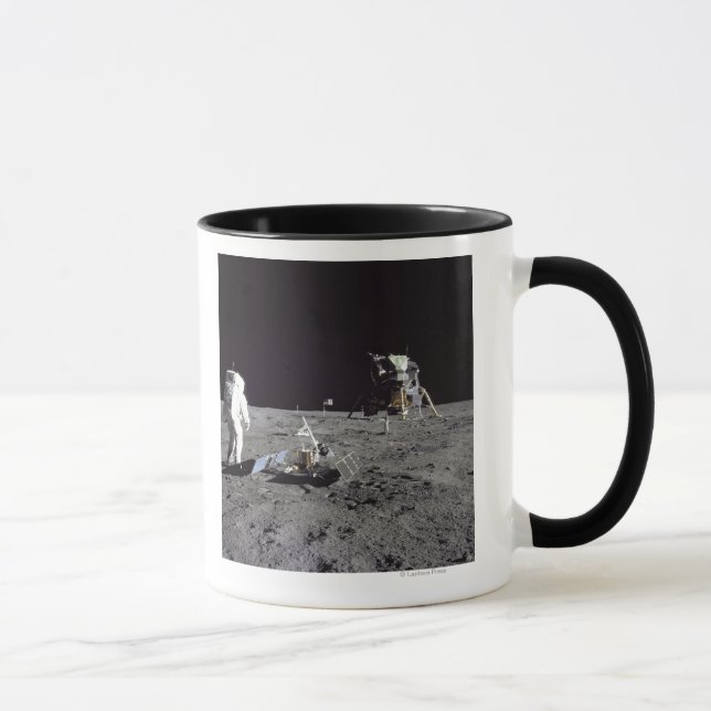 Aldrin blickt zurück auf die Basis der Ruhe Tasse (Rechts)
