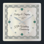 Alexandrite | Diamanten 55. Hochzeitstag Quadratische Wanduhr<br><div class="desc">Opulente Eleganz umrahmt dieses 55-jährige Hochzeitsstipendesign in einem einzigartigen geschmolzenen Diamantendesign mit Diamanten- und herzförmigen Alexandritakzenten anstelle von Zahlen und Imitaten, die Glitzern auf einem weißen goldfarbenen Farbverlauf hinzufügen. Bitte beachten Sie, dass alle Verzierungen bedruckt sind und nur so gedruckt werden, dass sie möglichst real in einem flachen, bedruckten Design...</div>