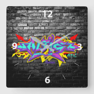 Alfie in der Graffitibeschriftung mit grauen Quadratische Wanduhr