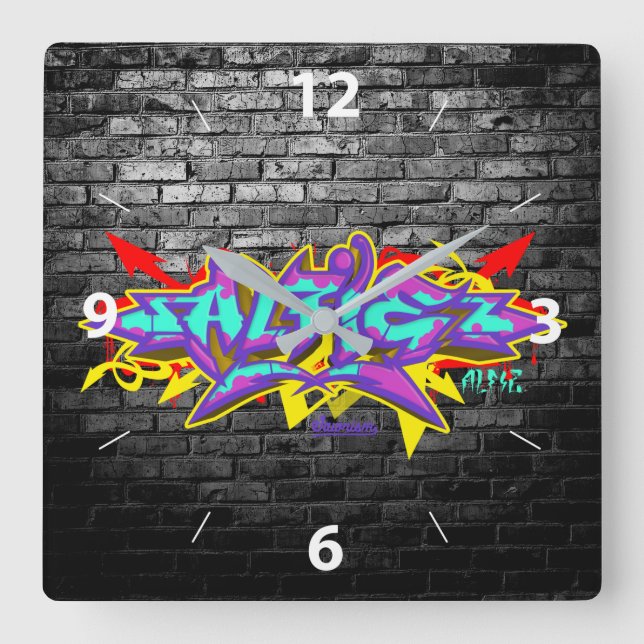 Alfie in Graffiti-Schrift mit grauen Ziegeln Quadratische Wanduhr (Vorderseite)