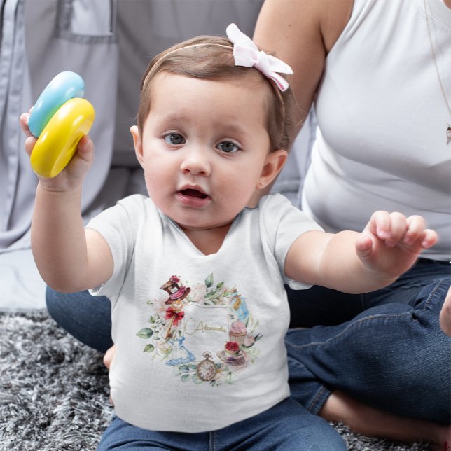 Alice im Wunderland Aquarellfarben Blumenrosa Baby T-shirt (Von Creator hochgeladen)