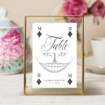 Alice im Wunderland Cheshire Smile Playing Card Tischnummer<br><div class="desc">Wunderschön gestaltete Vintage Alice im Wunderland-thematische Hochzeitsschilder Tischnummer. Ideal für eine Hochzeit zum Thema Alice im Wunderland. Enthält unser eigenes, von Hand gezeichnet Cheshire Cat Lächeln. Die Tischnummer ist wie eine Spielkarte mit einem Diamantensymbol und anpassbaren Monogrammen für den Namen des Paares konzipiert. Elegante und Vintage Textiloptionen bereichern dieses magische,...</div>