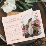Alice im Wunderland Stift uns im Kalender Foto Save The Date<br><div class="desc">Lassen Sie Ihren Gast mit unserem wunderschön gestalteten Vintagen Hochzeitsszenario-Foto Save the Date Ihre Kalender für Ihr sehr wichtiges Datum markieren. Ideal für eine Hochzeit zum Thema Alice im Wunderland. Wir haben die ikonische Alice im Wunderland Vintages Weißkaninchen & Alice-Illustration sorgfältig durch Handskizzen restauriert und mit wunderschönen Aquarelluntertönen zum Leben...</div>
