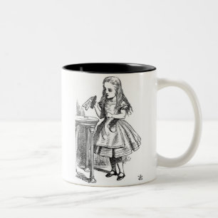 Alice mit dem "Getränk ich" Flasche Zweifarbige Tasse