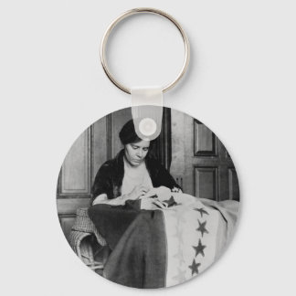Alice Paul, Sewing Suffrage Flag, 1910er Schlüsselanhänger