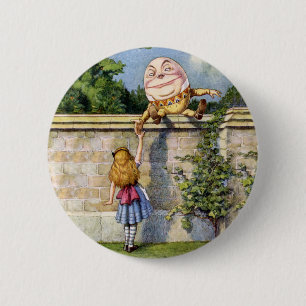 Alice trifft Humpty Dumpty im Märchenland Button