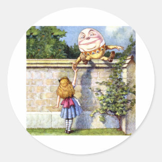 Alice trifft Humpty Dumpty im Wunderland Runder Aufkleber
