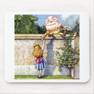 Alice trifft Humpty Dumpty in Wonderland Mousepad