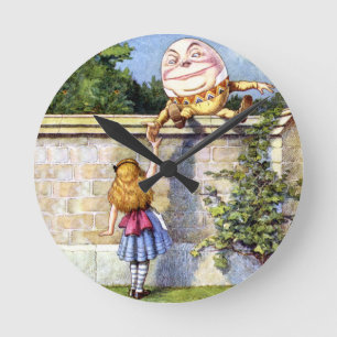 Alice und Humpty Dumpty im Wunderland Runde Wanduhr