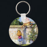 Alice und Humpty Dumpty in Wonderland Schlüsselanhänger<br><div class="desc">Alice und Humpty Dumpty im Wunderland von Alice durch das aussehende Glas</div>