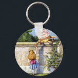 Alice und Humpty Dumpty in Wonderland Schlüsselanhänger<br><div class="desc">Alice und Humpty Dumpty im Wunderland von Alice durch das aussehende Glas</div>
