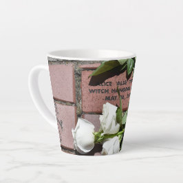 Alice Young Memorial Brick mit White Roses Tasse