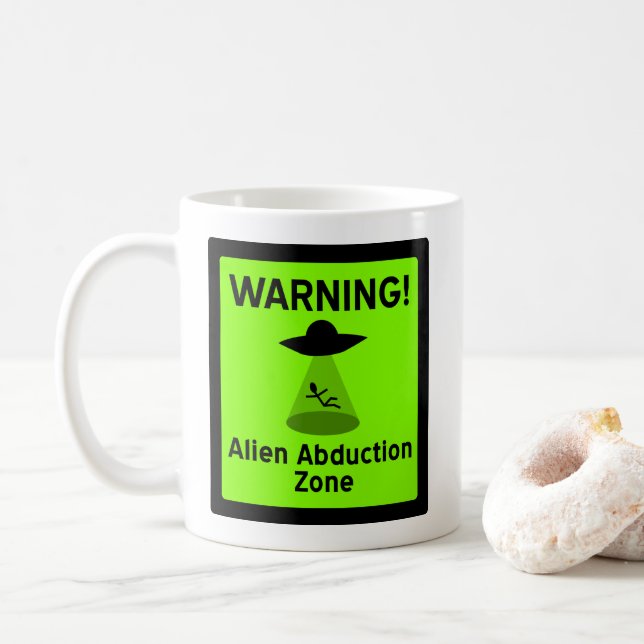 Alien Abduktionszone Warnzeichen (grün) Tasse (Mit Donut)