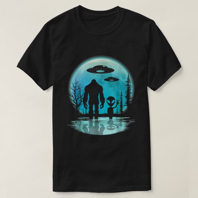 Alien And Bigfoot Moon  T-Shirt (Design vorne)