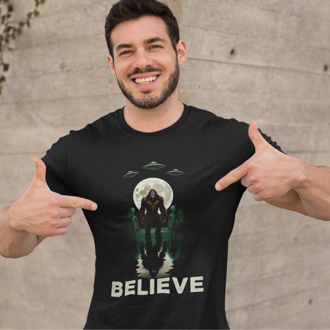 Alien And Bigfoot Moon  T-Shirt (Von Creator hochgeladen)