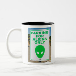 Alien Art Parking nur für Außerirdische mit Typogr Zweifarbige Tasse