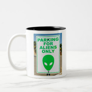 Alien Art Parking nur für Außerirdische mit Typogr Zweifarbige Tasse