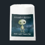 Alien Birthday Party Geschenktütchen<br><div class="desc">Take your party to another galaxy with these Personalized Space Alien Birthday Paper Favor Bags! Featuring a fun and colorful alien design, these favor bags are the perfect addition to any space-themed celebration. Add the birthday star’s name and age to make the party feel truly one-of-a-kind. Printed with high-quality, vibrant...</div>