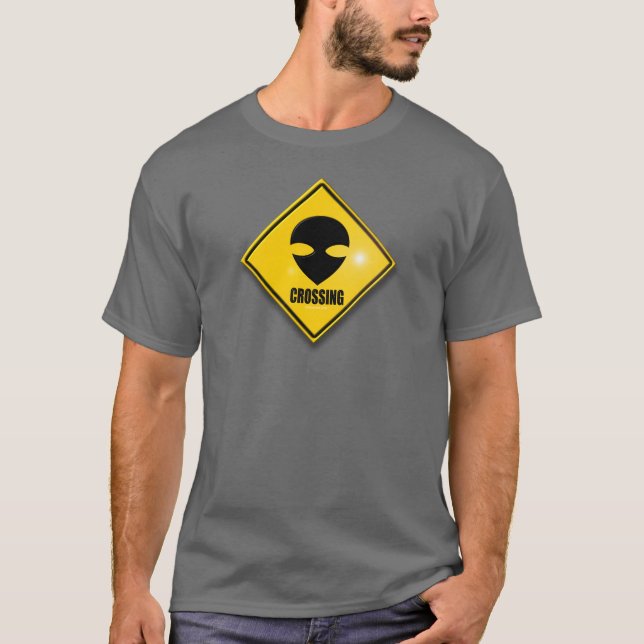 Alien, das dunkles Kleid kreuzt T-Shirt (Vorderseite)