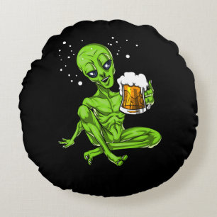 Alien, das kosmisches Party Bier-Raum UFO trinkt Rundes Kissen