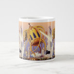 Alien der Vintagen Science Fiction Jumbo-Tasse<br><div class="desc">Vintage Illustration Außerirdischen und Roboter Science Fiction Bild mit einem großen futuristischen Alien Oktopus wie Monster einmarschieren in einer Stadt und sammeln einen Bus voller Menschen. Ein Retro-Sci-fi-Comic Buch-Design mit einem Geschöpf zerstört eine Metropole der Zukunft und die Menschen fallen aus dem Bus auf den städtischen Boden unten.</div>
