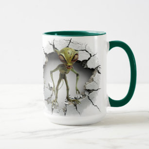 Alien, die aus einer Mauer entkommt Tasse