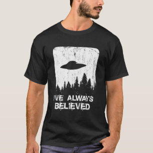 Alien gibt Männern Frauen Kinder bis zur Entführun T-Shirt