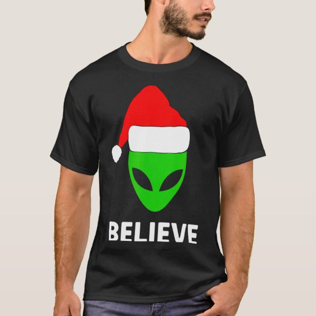 Alien Green Face Christmas Santa Hat Believe  T-Shirt (Vorderseite)