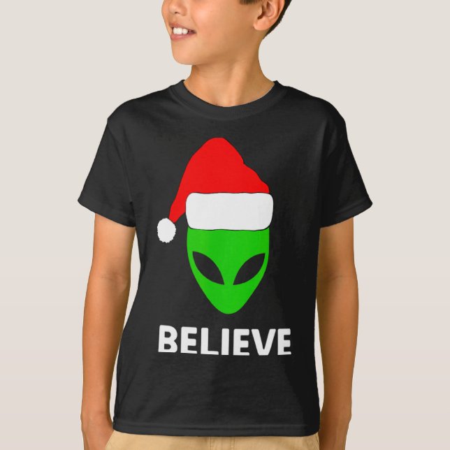 Alien Green Face Christmas Santa Hat Believe  T-Shirt (Vorderseite)