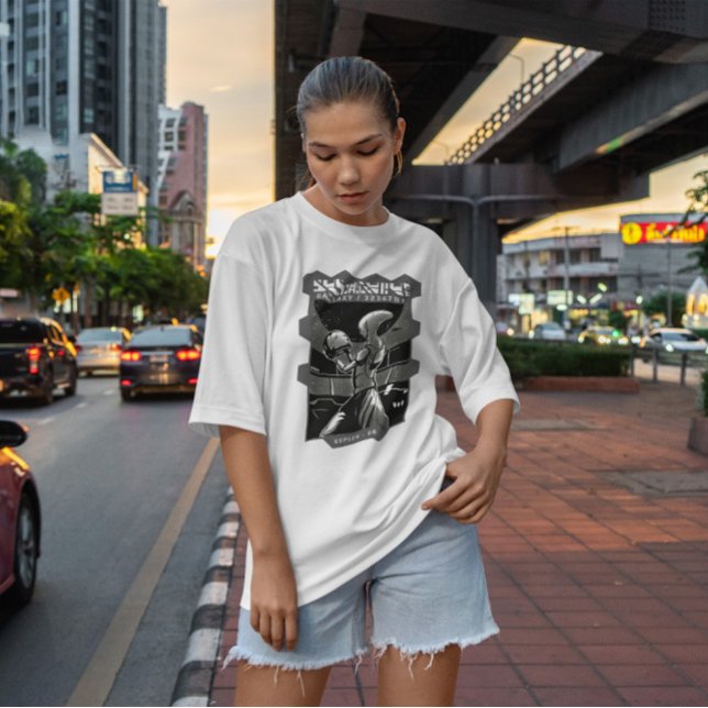 Alien Holding Astronaut Helmet T-Shirt (Von Creator hochgeladen)