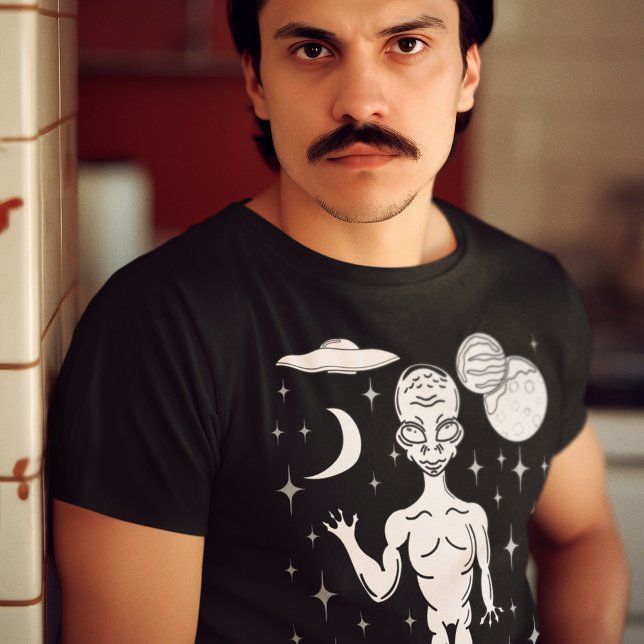 Alien im Weltraum mit Planeten, Sternen und fliege T-Shirt (Von Creator hochgeladen)
