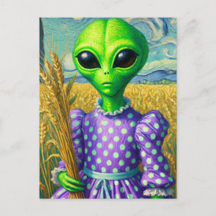 Alien in einem Polka-Dotentkleid auf dem Weizenfel Postkarte