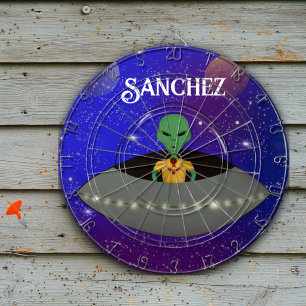 Alien in einem Raumschiff mit einem neuen T - Shir Dartscheibe