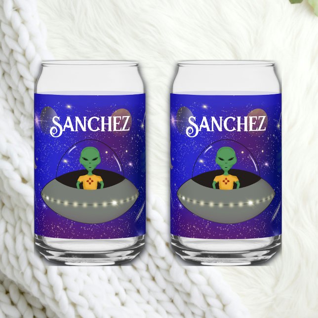 Alien in einem Raumschiff mit einem neuen T - Shir Dosenglas (Von Creator hochgeladen)