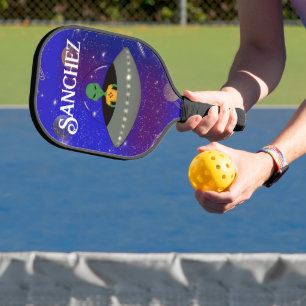 Alien in einem Raumschiff mit einem neuen T - Shir Pickleball Schläger
