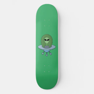 Alien in seinem kleinen Raumschiff Skateboard
