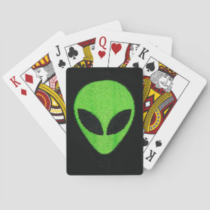 Alien ist mit Kartenspielen konfrontiert. Spielkarten