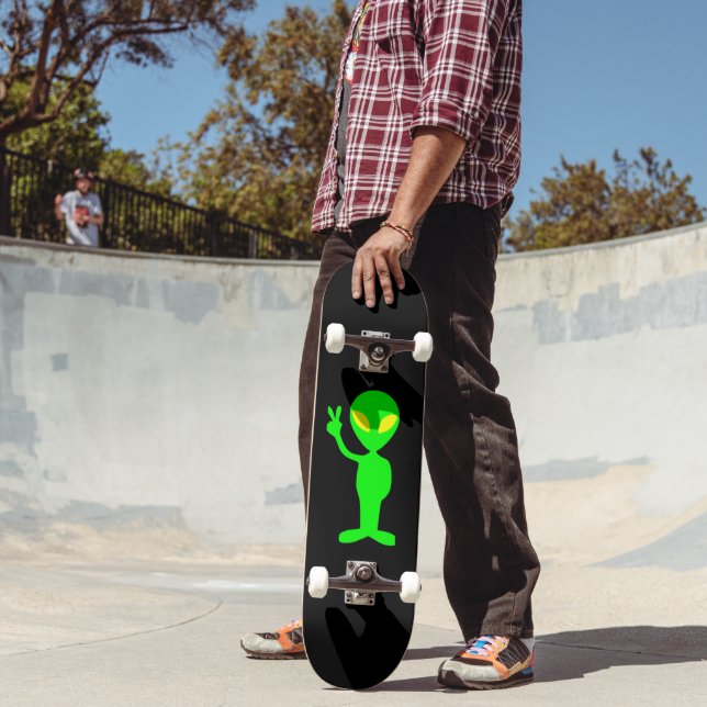 ALIEN KLEINER GRÜNER MANN SKATEBOARD (Außenbereich 2)