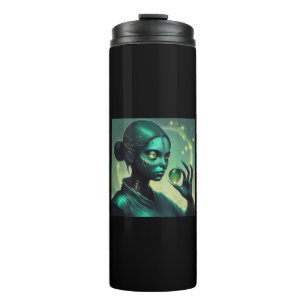 Alien Lady hält ein transparentes Glasobjekt Thermosbecher