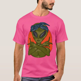 Alien mit Kopftuch im Hintergrund T-Shirt