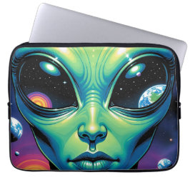 Alien mit Planeten-Reflektionen in den Augen Laptopschutzhülle