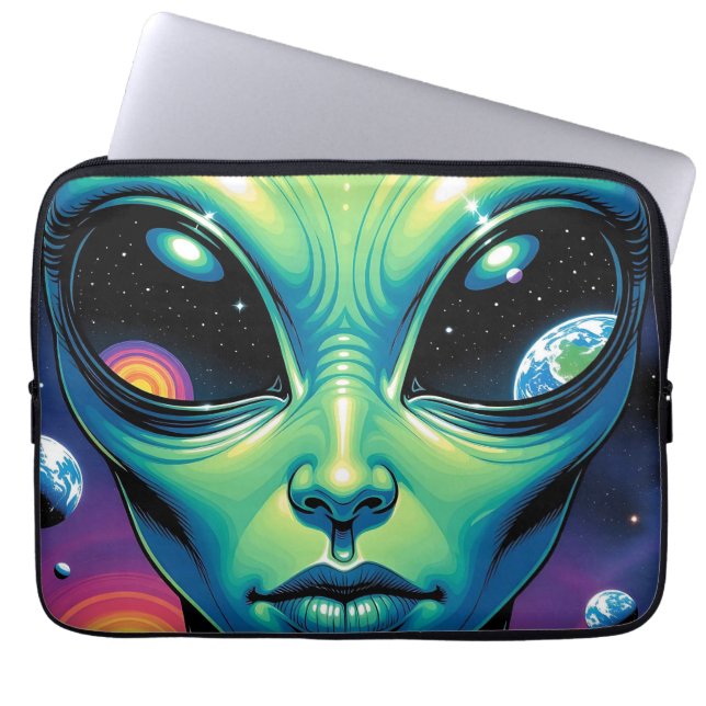 Alien mit Planeten-Reflektionen in den Augen Laptopschutzhülle (Vorderseite)