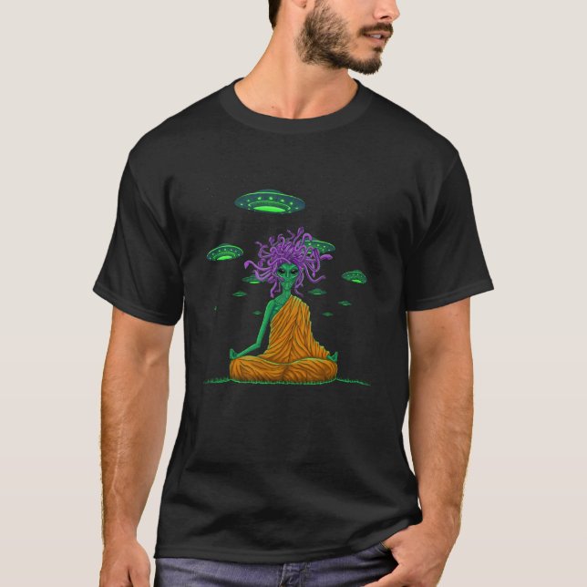 Alien monk with UFO and snakes from a turban T-Shirt (Vorderseite)