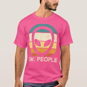 Alien sieht sich neuen Leuten gegenüber, die sich T-Shirt